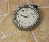 zidni sat, vintage design, nečujni mehanizam