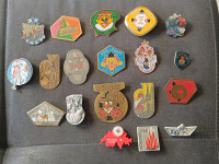 Kolekcija vintage metalnih značaka iz Švicarske