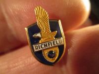 Richfield, američki orao, stara značka14K zlato čistoće 585 sa safirom