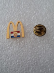 ZNAČKA. Mc Donald i Hrvatska zastava. Emajl, na papučicu. Mob