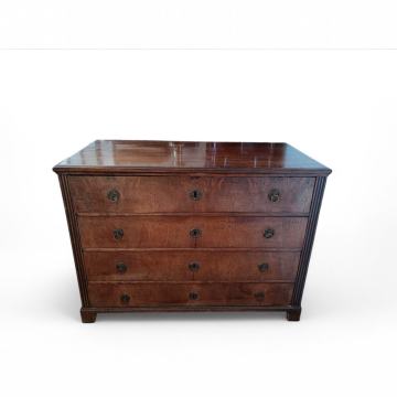 Antikna komoda s četiri ladice – klasičan oblik, elegantna patina