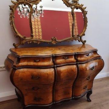 Bombirana neobarokna komoda s zlatnim ogledalom