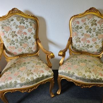 Dvije zlatne fotelje