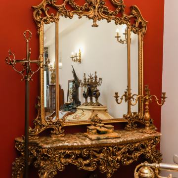 Veličanstvena drvena konzola s mramornom pločom i ogledalom