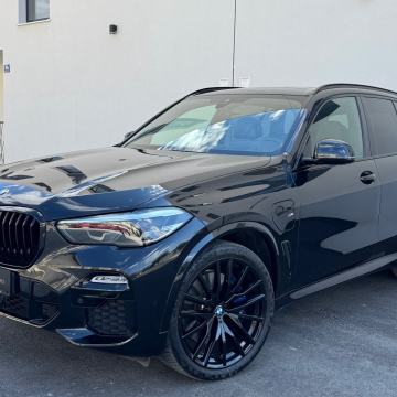 BMWX5 45e/SWAROVSKI/PANORAMA/JAMSTO/SOFT CLOSE/HUD/ZRAČNI OVJES/U PDVu