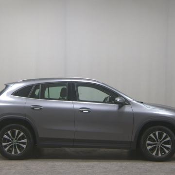 Mercedes-Benz GLA 200 d automatik Style • LED • AHK