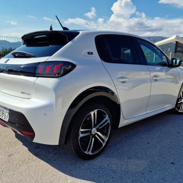 Peugeot e-208 GT Line 50 kWh ** Garažiran ** Top stanje ** HR auto **
