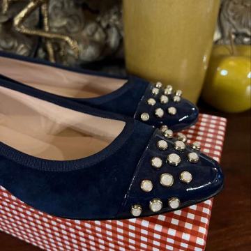 Balerinke od kože s lakiranim vrhom i ukrasom od bisernih nitni Novo