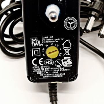 Adapter/punjač za digitalne kamere