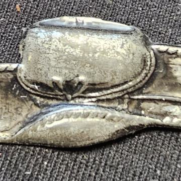 ART DECO - posrebreni broš s dizajnom šešira 1930-e