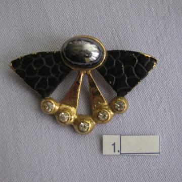 BROŠ - 1. Crna mašna sa kristaličima. Metal. SAND-2