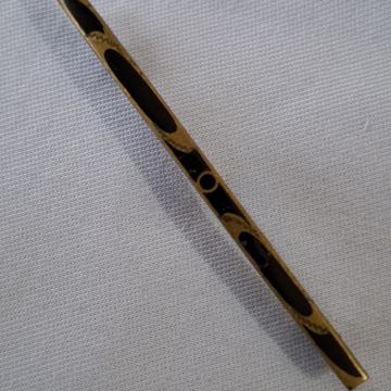 BROŠ. Antik. Mesing i crni ugrađeni elementi. Mob