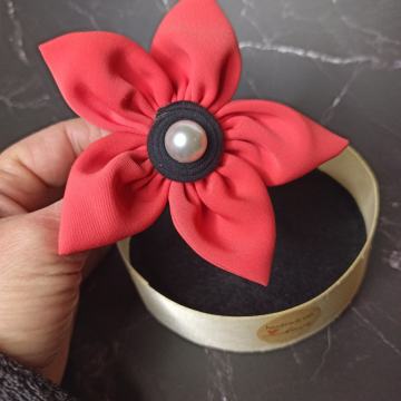 Broš - cvijet od tkanine s perlom (10 cm)