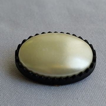 BROŠ. Elipsa boje perli-sedefa. Sa crnim vjencem podlogom. Mob