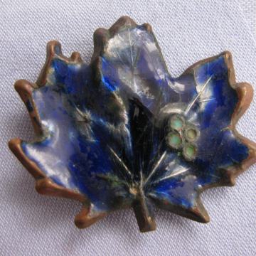 BROŠ - Javorov list. Tamno plavi emajl. Staro. SAND-2