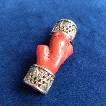 BROŠ KORALJ U SREBRU