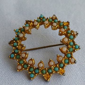 BROŠ. Metalni zlatni vijenac. Zeleno-plave i krem kuglice. Mob