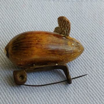 BROŠ. Miš od žira ili. Stara izrada. Mob