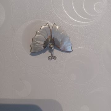 Broš u obliku leptira od školjki