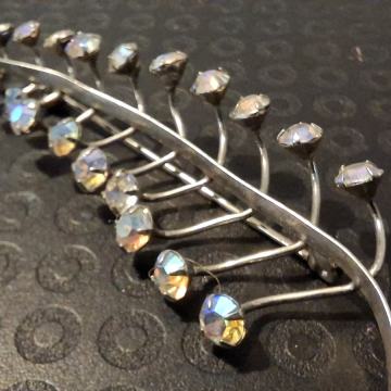 broš u oblikuu grančice