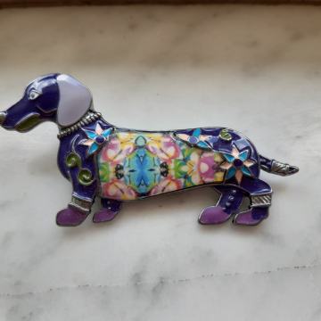 Broš pas novo nakit