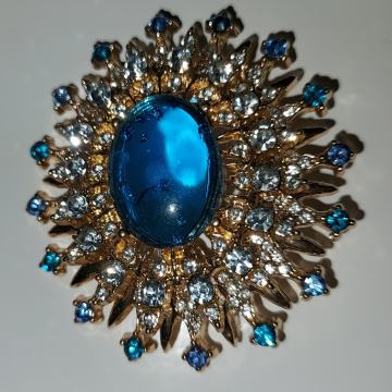 Broš plavi dragulj, Novo