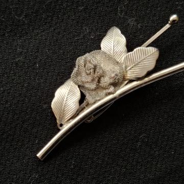 BROŠ. RUŽA SA TRI LISTA. Metal. Mob