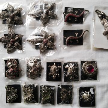 Broš metalni sa cirkonima Novo razne vrste