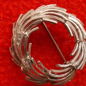 BROŠ. Srebrne boje kao zinn, oznaka 167. Mob