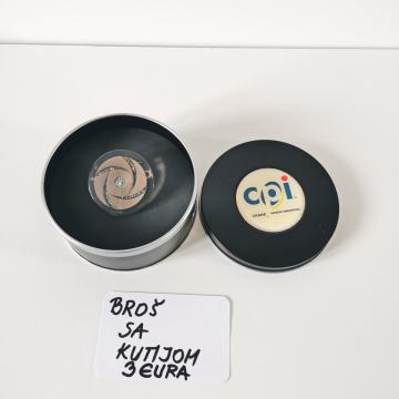 Novi broš srebrno - prozirno - kapućino boje u kutiji - promjer 4,5 cm