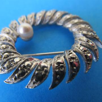 BROŠ - SREBRO – BISER – CIRKONI