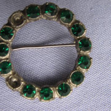 BROŠ - Vjenac sa zelenim kristalima. Staro. SAND-2