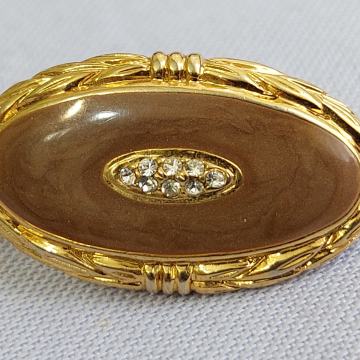 BROŠ. Zlatna elipsa. unutračnjost boje kave s kristalićima. Mob