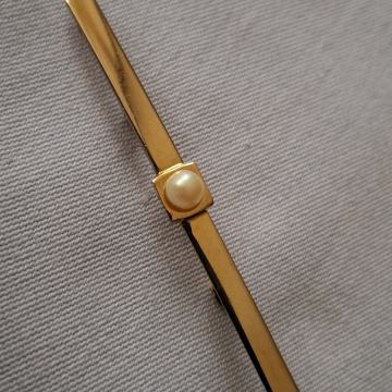 BROŠ. Zlatne boje - jedna perla. Mob