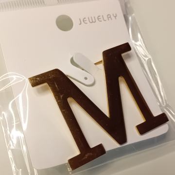 BROŠ ZLATNI slovo M  nehrđajući čelik - NOVO