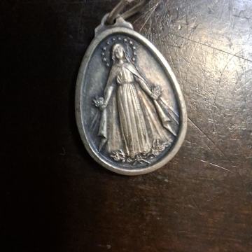 Broševi i privjesci,