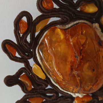 Jantarni broš, unikat, još do 23.12.25.