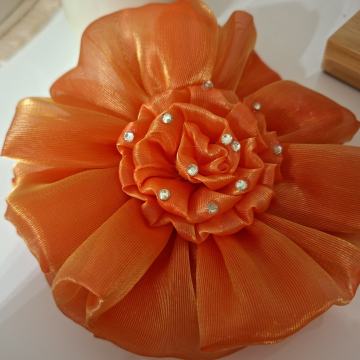 NARANČASTI BROŠ CVIJET - NOVO