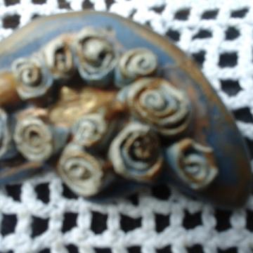 Plavi keramički broš ružice UNIKAT