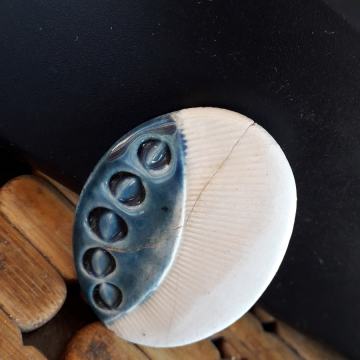 Plavo-bijeli broš keramika UNIKAT