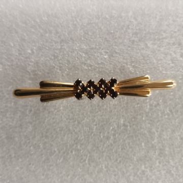 Pozlaćeni broš s poludragim kamenom granatom