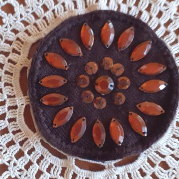 Smeđe-naranč. broš mandala-cvijet prom.8 cm