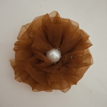 SMEĐI BROŠ CVIJET S BISEROM - NOVO