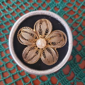 SREBRNI BROŠ S BISEROM