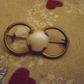 stari broš sa mjesečevim kamenom  dimenzije: 4x2cm