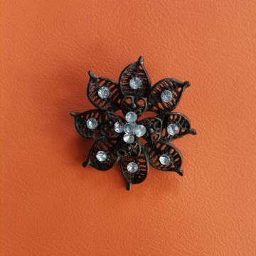 Broš u obliku cvijeta