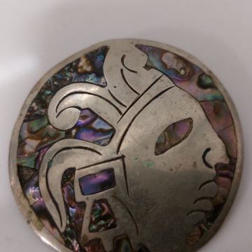 stari broš sa sedefom