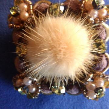 VINTAGE BROŠ SA CIRKONIMA, PERLAMA I DRUGIH RAZNIH MATERIJALA