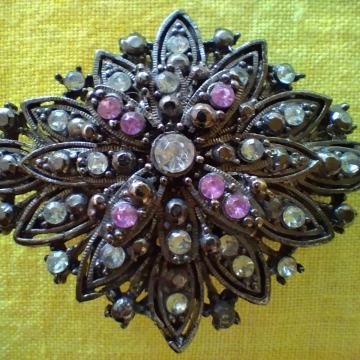 Broš za vjenčanje i svečane prilike.