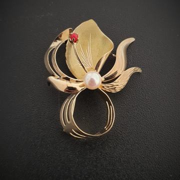 ZLATNI BROŠ SA KORALJIMA I BISEROM 6.1G .750 18K ****DO 36 RATA****,R1